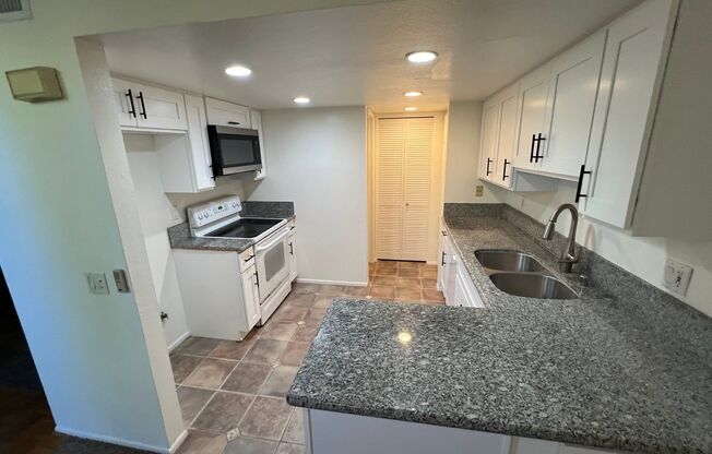 Beautiful 2 Bed / 2.5 Bath Condo in Fullerton