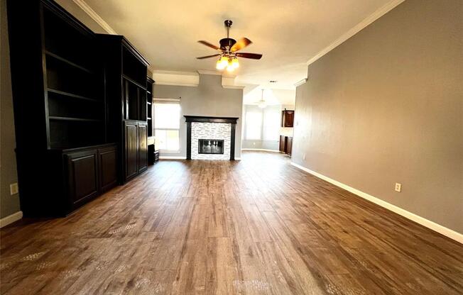 537 MEADOWCREST DR