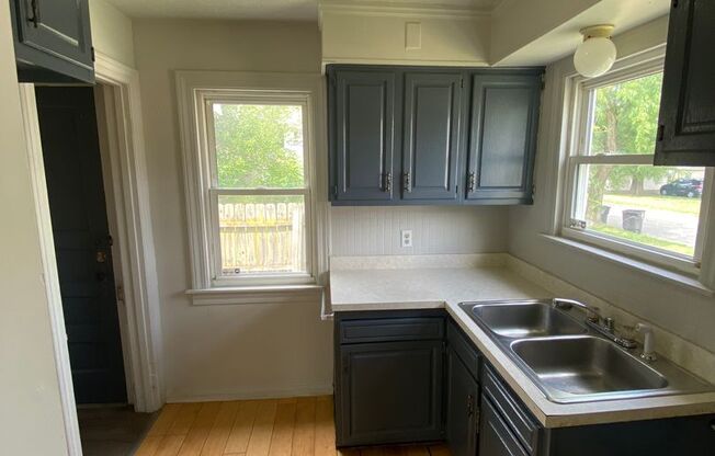 2 beds, 1 bath, $765, Unit APT. 1