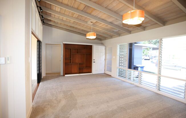 Moanalua Gardens - Renovated - single level 3 bedroom, 1 bath + 2 half baths with carport