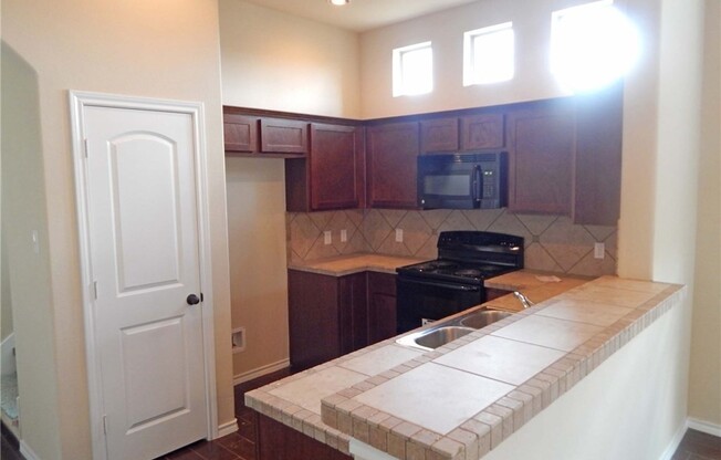 Beautiful 3 Bedroom Luxury Townhome, Kyle, Texas!