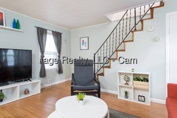 3 beds, 1 bath, $3,000, Unit 1F