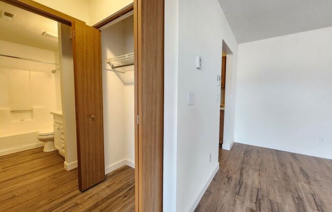 1 bed, 1 bath, 700 sqft, $1,199, Unit 1705