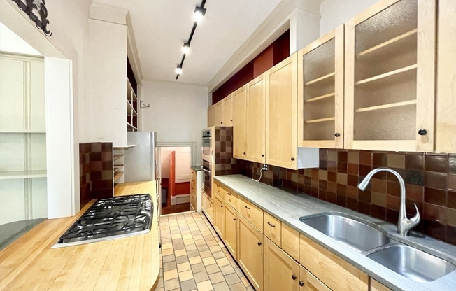 242 WALNUT ST