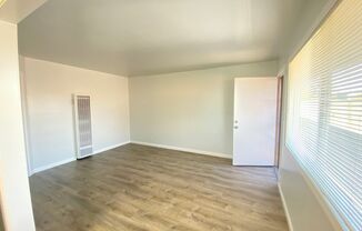 2 beds, 1 bath, 700 sqft, $2,728, Unit 04