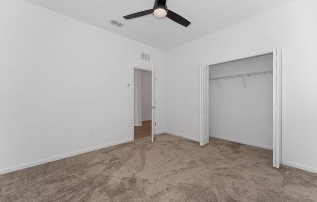 4 beds, 2 baths, $2,600, Unit Knightsbridge