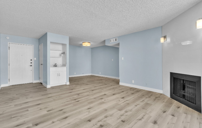 725 N ROYAL CREST CIR