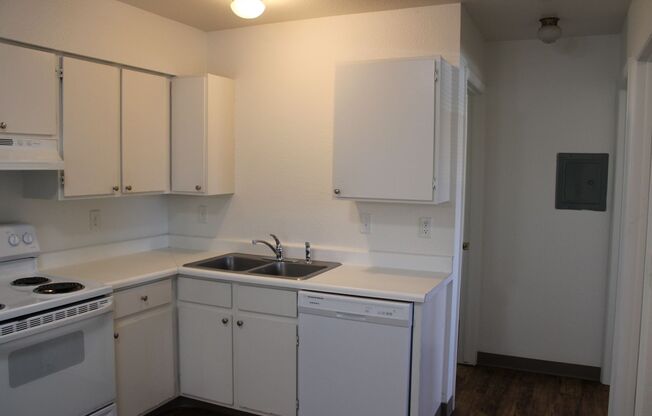 2 beds, 1 bath, 750 sqft, $1,400, Unit 8