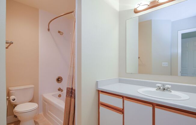 Great Location! 2 bedroom, 2.5 Bathroom Townhouse in Orchard Hills!!