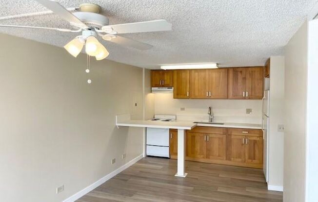 2 beds, 1 bath, 698 sqft, $2,350