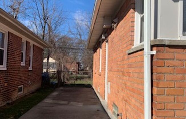 Welcome Home!!! Oak Park 3 bedroom brick ranch