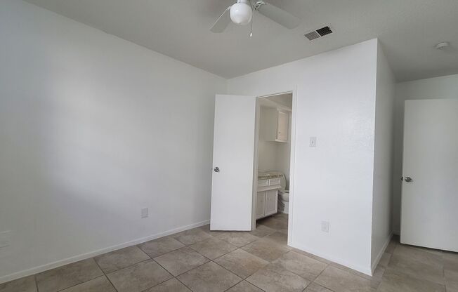 3 beds, 1.5 baths, 1,082 sqft, $800, Unit B