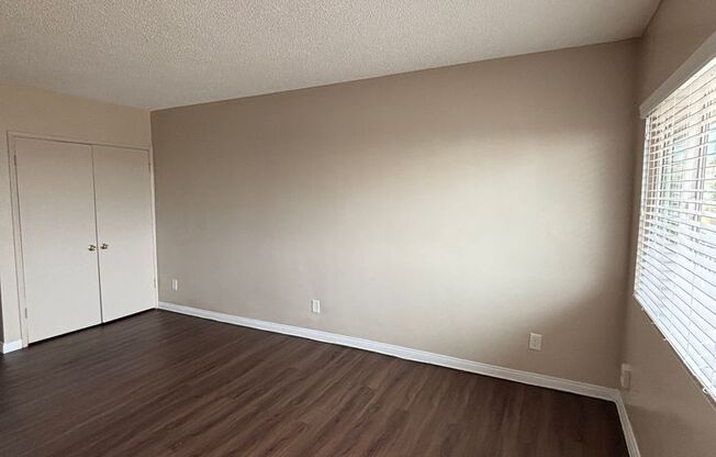 Spacious 2 Bedroom 2 Bath  in the Heart of Inglewood!- $2,400.00 with Patio!! & Parking !!