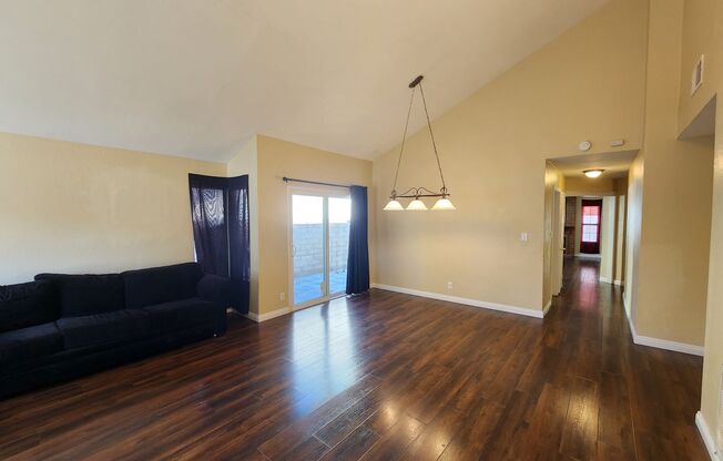 Beautiful and LARGE 4 bedroom / 2 bathroom house in PALMDALE, CA