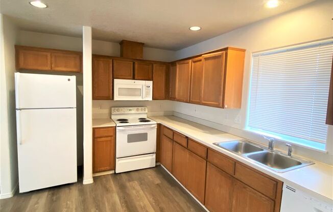 2 beds, 1 bath, $1,695, Unit 14553