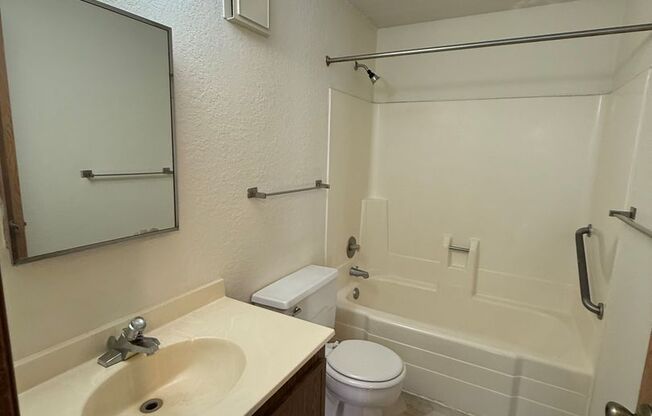 2 beds, 1.5 baths, 893 sqft, $1,395, Unit 202