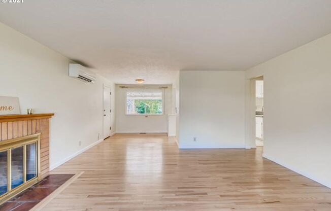 SE 3 Bed | 1 Bath | Expansive Backyard | Pet-Friendly