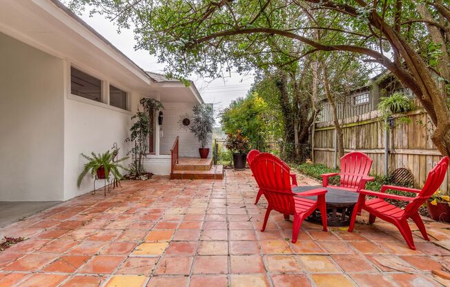 SECLUDED 3-BEDROOM IN TERRELL HILLS