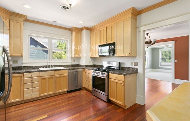 Charming Two-Bedroom Unit: Your Perfect Home in SE Portland!