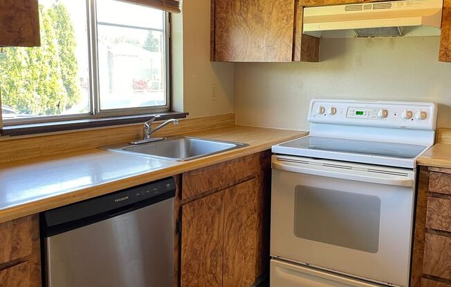 13328 - 13330 E Burnside St