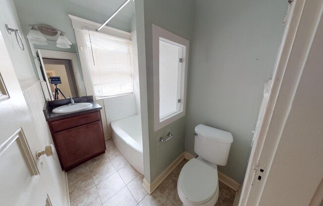 GREAT Location for this garage apartment in Riverside/Five Points!