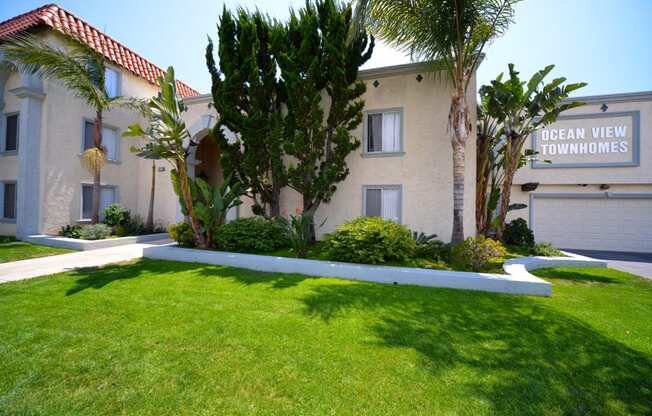 Ocean View Townhomes exterior building lawn