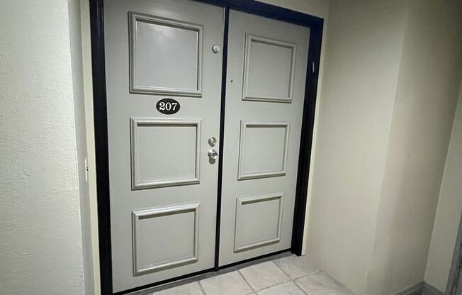 Burbank 2+2 w/appliances, parking, pool + balcony!