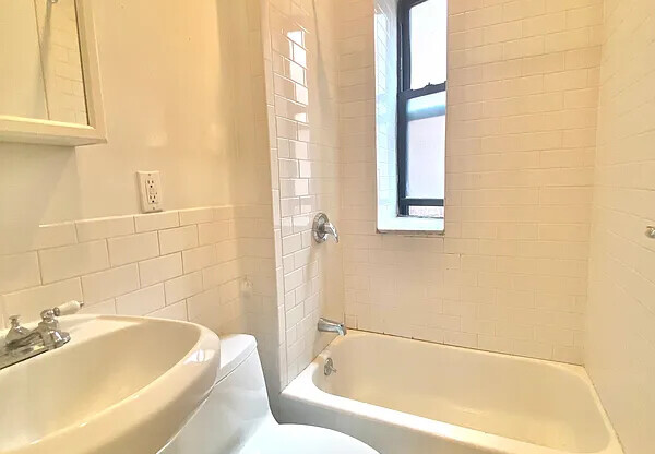 2 beds, 1 bath, $4,150, Unit 27