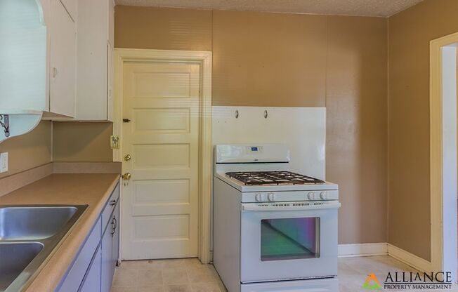 2 beds, 1 bath, 694 sqft, $1,050, Unit 01 (Main)