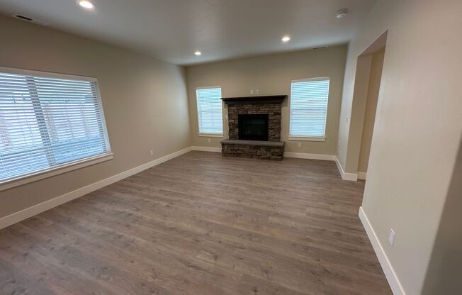 Newer SE Bend House w/A/C, 3 Bdrms, 2.5 Baths, 2160 Sq Ft, EVO OUTLET, Access to Pool, Dbl Garage