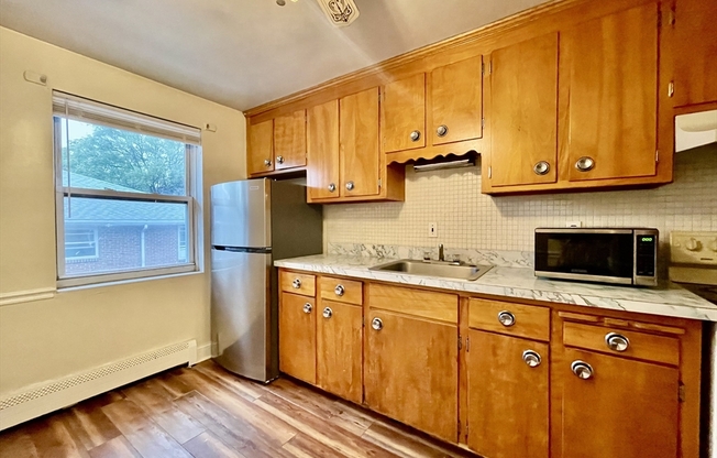 1 bed, 1 bath, 715 sqft, $1,900, Unit 9