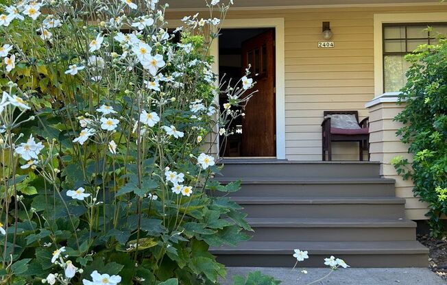 Beautiful Fully Furnished Home in Close-In SE Portland Short Term, 4 bed 3 bath!