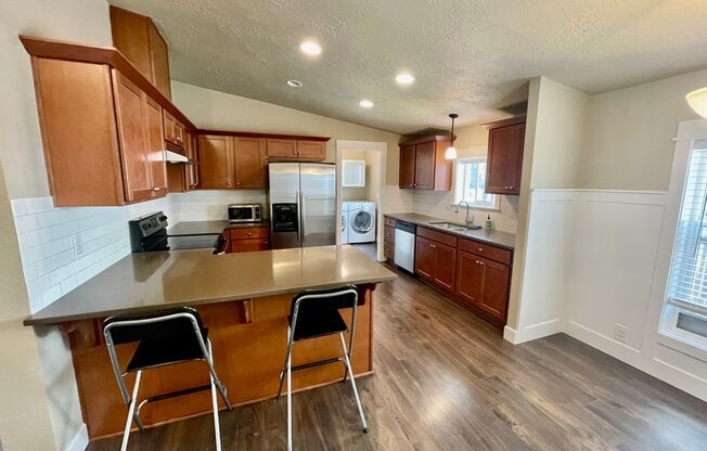 3 bed/2 bath- Modern Comfort in a Peaceful SE Portland Setting