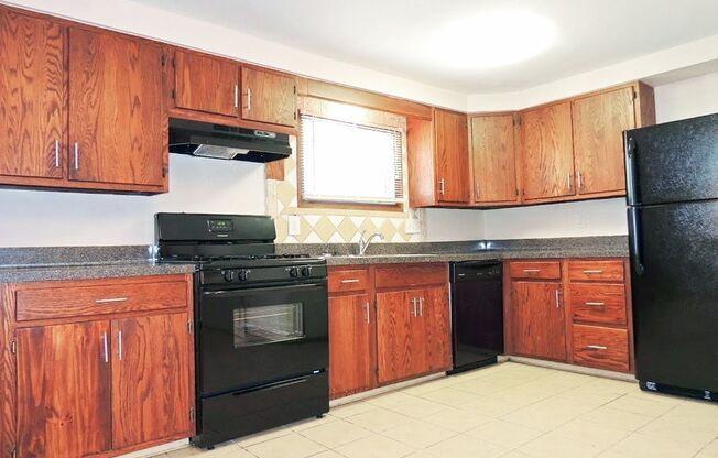 4 Bed - 1.5 Bath Colonial for Rent in Euclid!