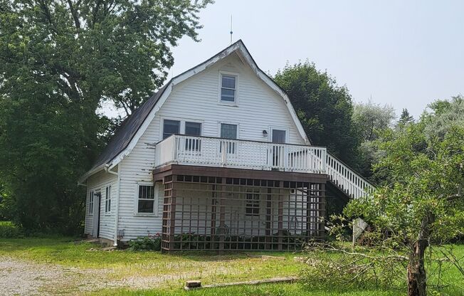 Spacious 4-Bedroom Carriage House with Heated Workshop and Private Yard in Flint Twp