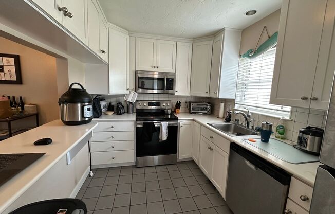 Townhouse, Central AC, 2 Parking Spots