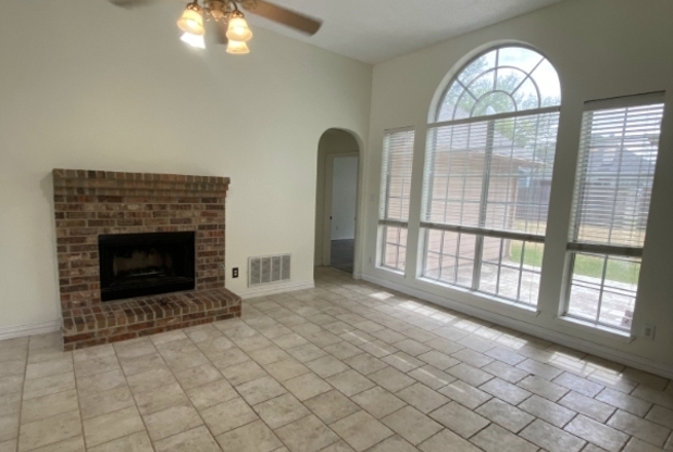 402 E LYNN CRK DR