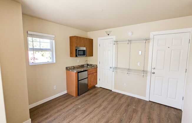 Studio, 1 bath, 150 sqft, $995, Unit 5G