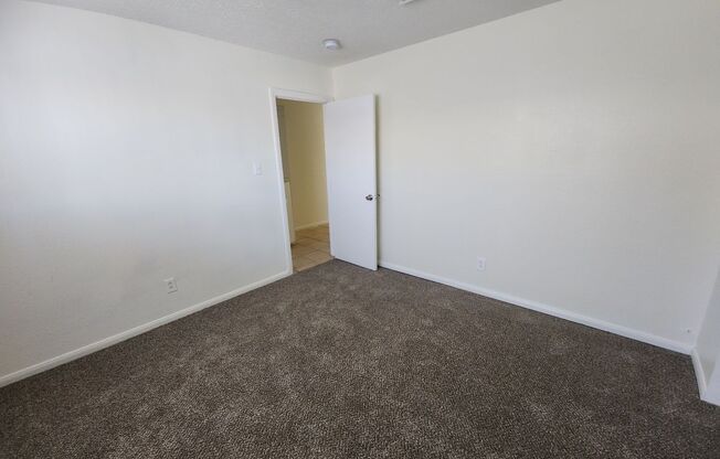 2 beds, 1 bath, 717 sqft, $1,000, Unit Unit 4