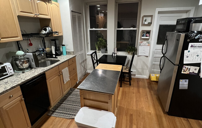 2 beds, 1 bath, $3,500, Unit 4