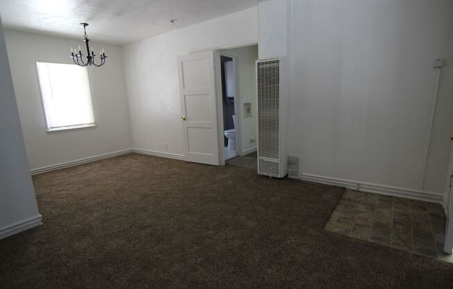 Cozy 2 Bedroom, 1 Bath House - walk to shops, downtown events, park and library