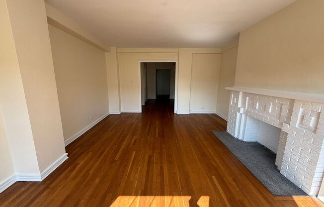 1 bed, 1 bath, 572 sqft, $1,510, Unit Old King Edward 21