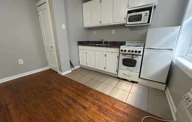Studio, 1 bath, 280 sqft, $890, Unit B12