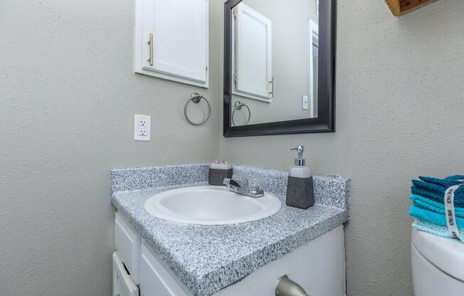 MODERN BATHROOMS AT ROLLING HILLS PLACE