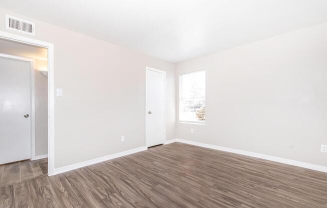 1 bed, 1 bath, 560 sqft, $895