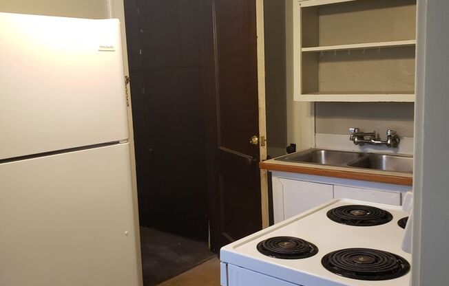 2 beds, 1 bath, $800, Unit 1