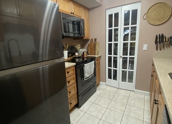 2 beds, 1.5 baths, 1,014 sqft, $3,000, Unit F304