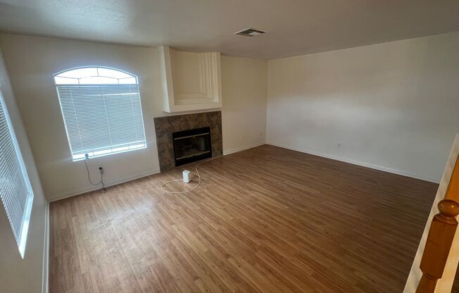3 bedrom 2.5 bath Gated Community Townhome with community Pool, Spa & Private Garage