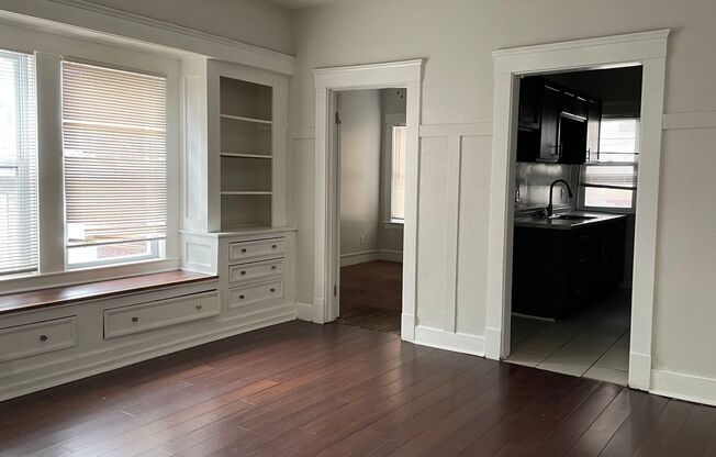 Completely remodeled 2 bedroom apartment near Case Weston Reserve University