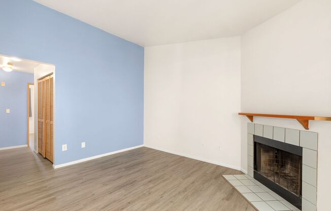 Charming 1 Bedroom Condo in Kenmore with Parking